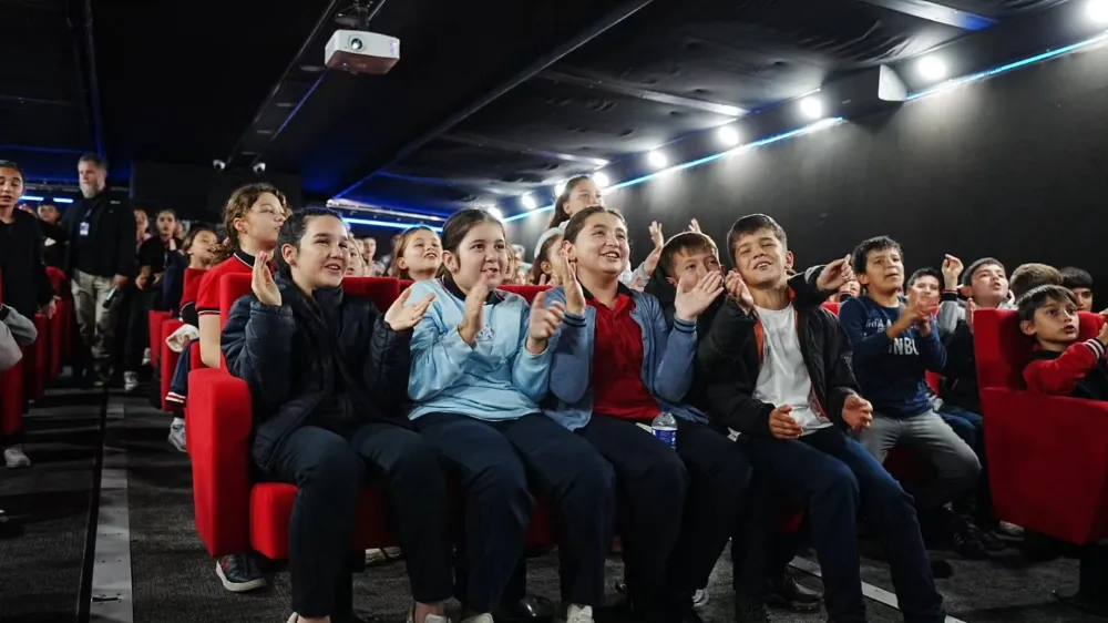 GEZEN SİNEMA TIRI SINDIRGI’DA ÇOCUKLARLA BULUŞTU