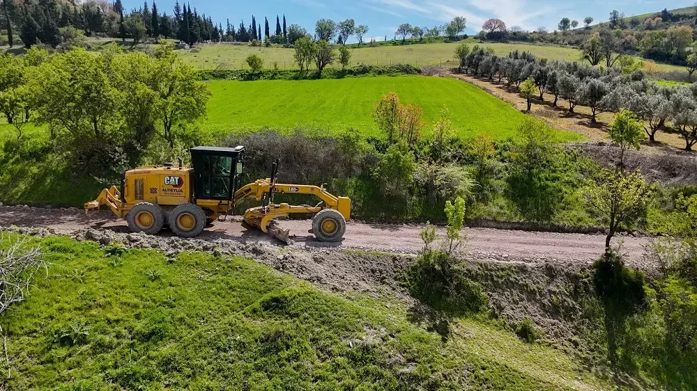 ALTIEYLÜL KIRSAL MAHALLELERDE YOL ÇALIŞMALARINI HIZLANDIRDI