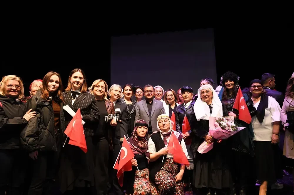 ZAMANSIZ KADINLAR GÖSTERİSİ BÜYÜLEDİ