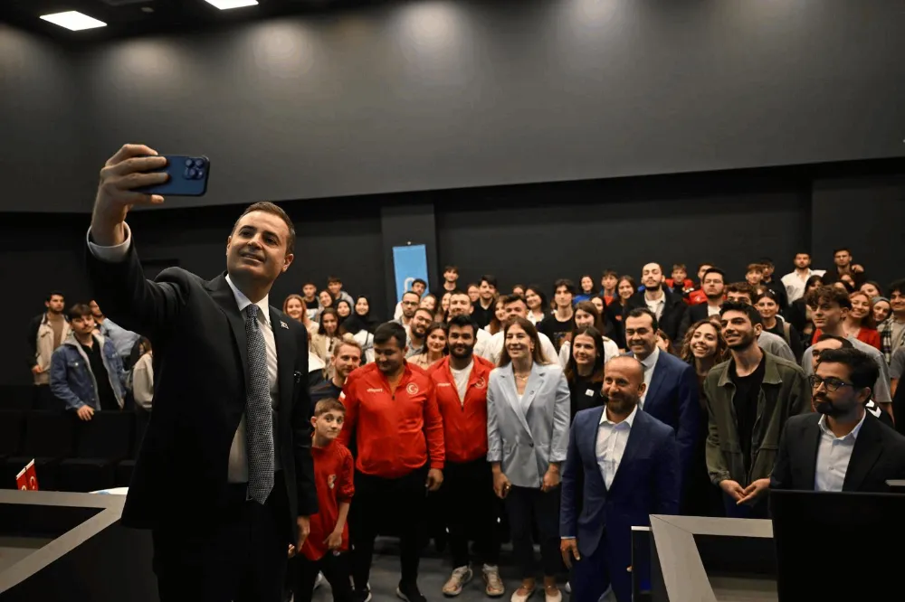 Ahmet Akın, Gençlik Haftası’nda Gençlerle ve Sporcularla Buluştu