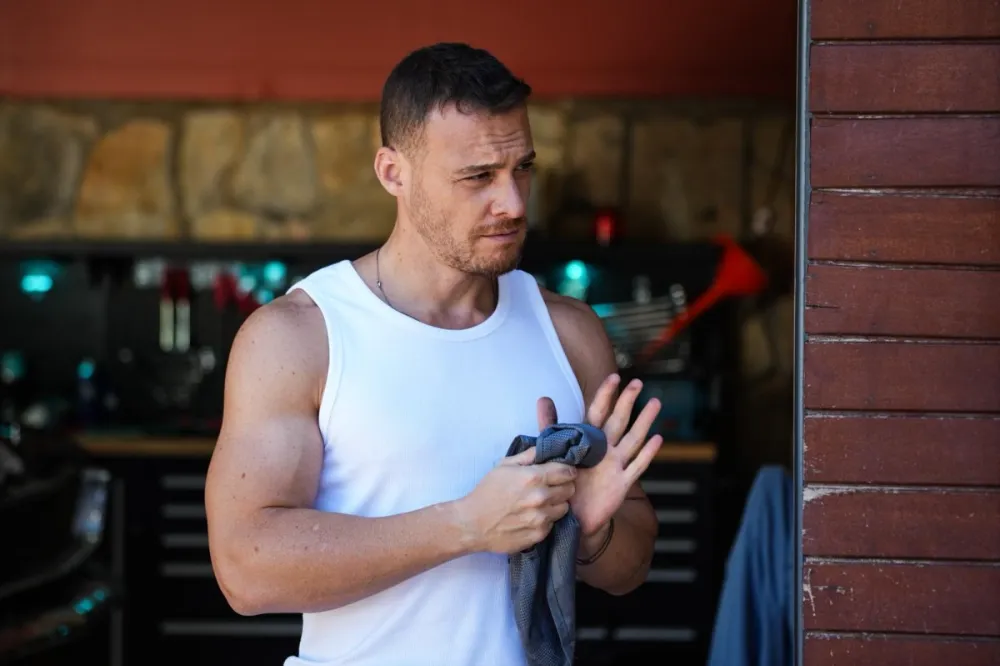 Kerem Bürsin’in “Çarpıntı” Dizisinden İlk Kareler Yayınlandı