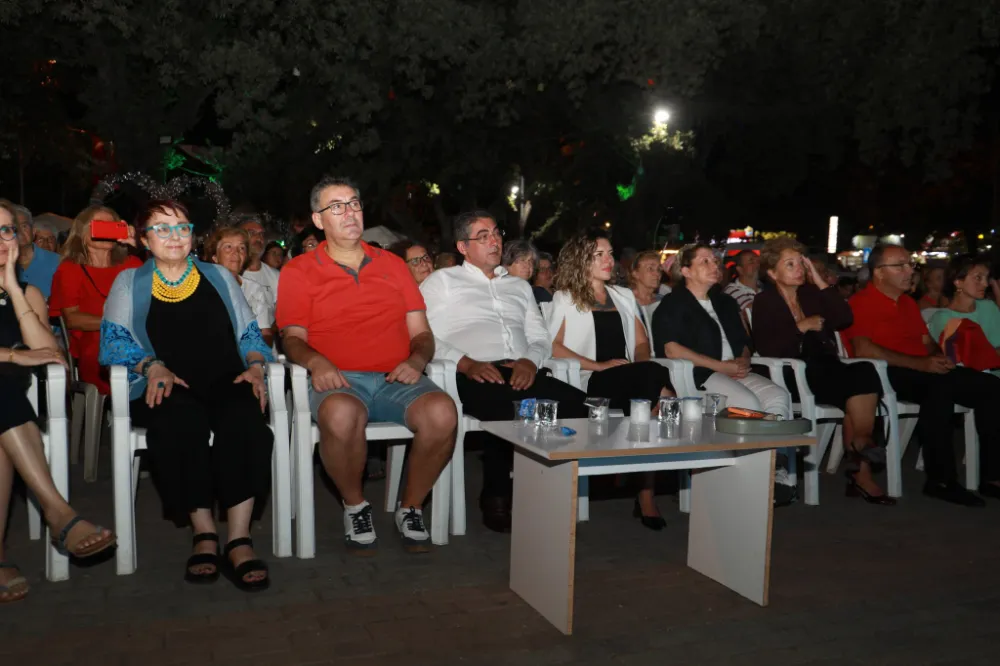BUKET UZUNER’E 50. YILINA ÖZEL ANLAMLI GECE